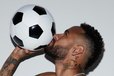 Neymar posa de cueca para marca de roupas íntimas de Kim Kardashian 