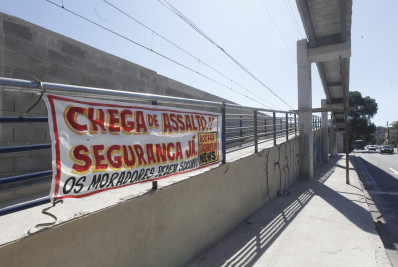 Novos assaltos são flagrados em ruas onde moradores espalharam faixas pedindo mais segurança