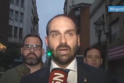 Eduardo Bolsonaro é cortado em entrevista ao vivo na Argentina após defender porte de armas