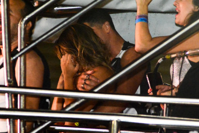 Lexa surge em clima de romance e troca beijos com Ricardo Vianna, no Rio