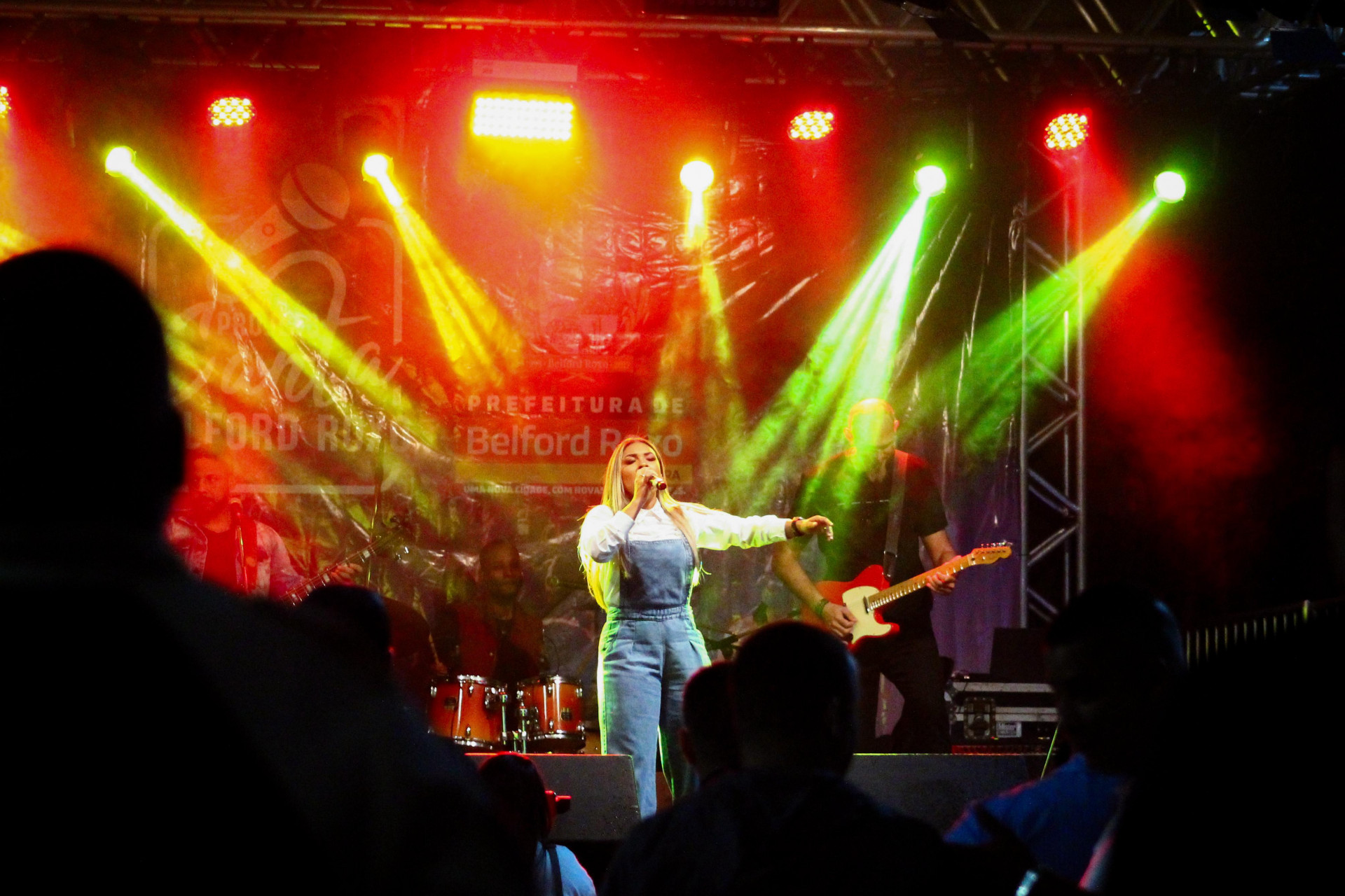 O grupo Sarando a Terra Ferida desfilou seus grandes sucessos na Pra&ccedil;a de Heli&oacute;polis - Kristian Amarante/PMBR