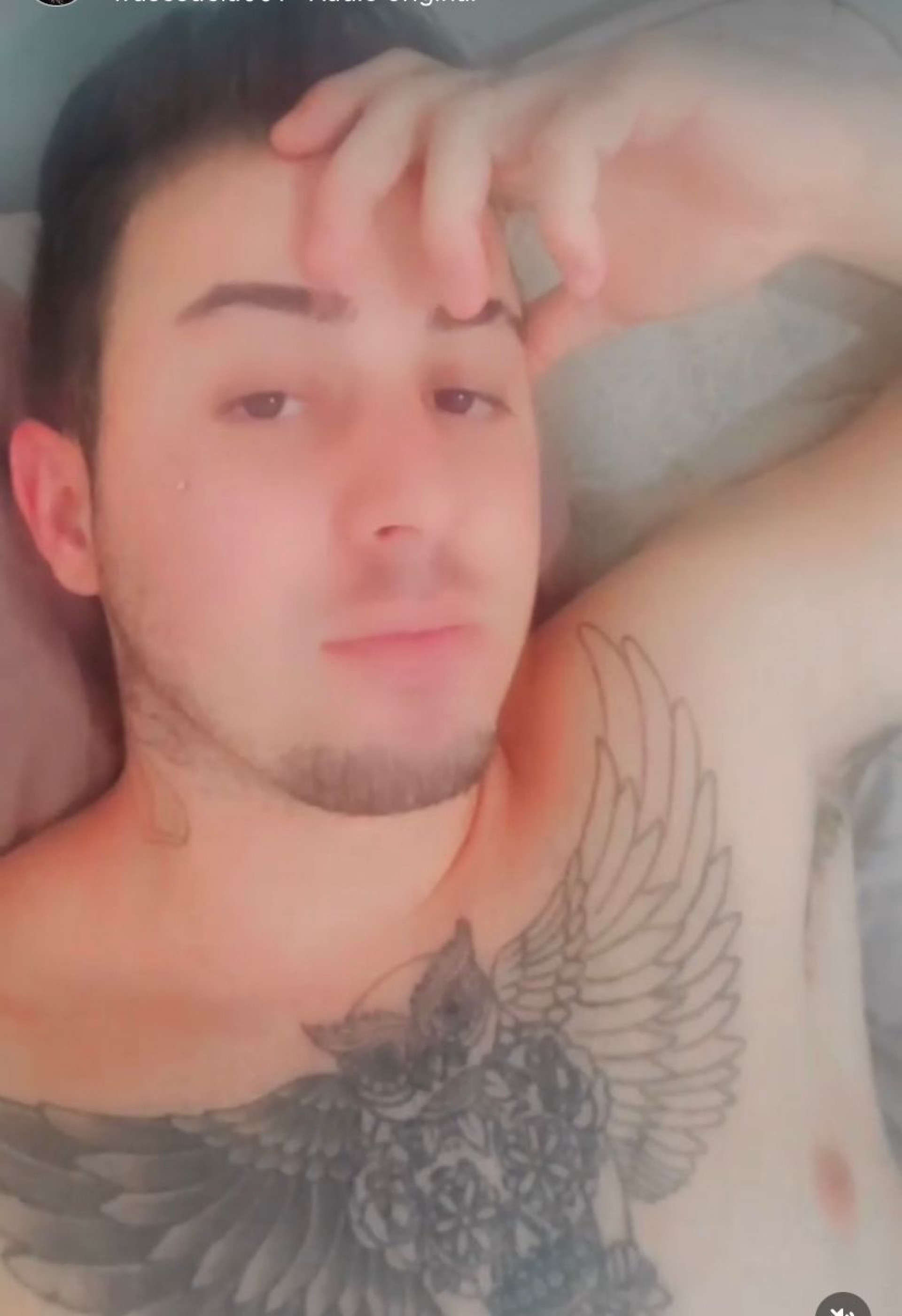 Victor Serrano, de 28 anos, tem uma tatuagem com desenho de uma coruja no peito