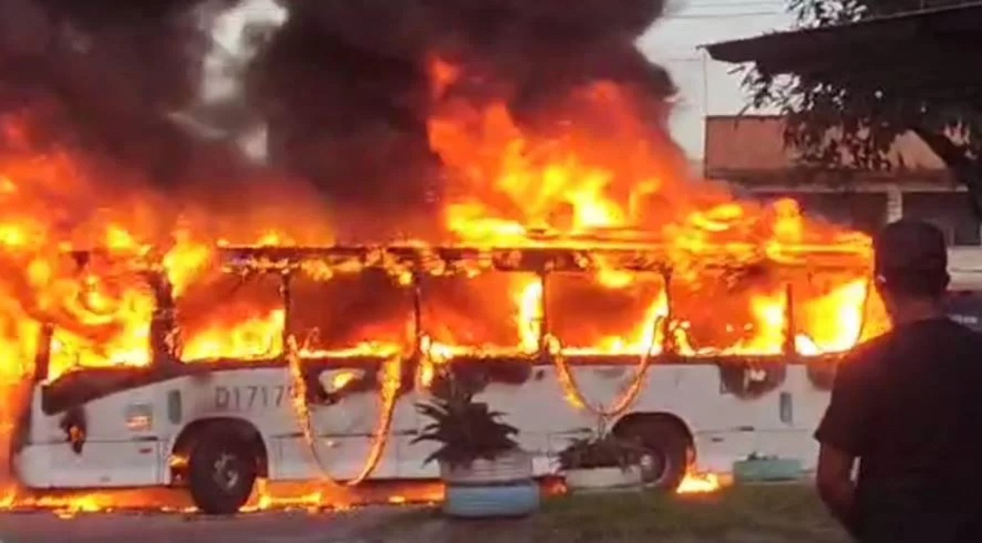Ônibus foram incendiados em represália à morte de 'Faustão', apontado como o número 2 na milícia de Zinho - reprodução