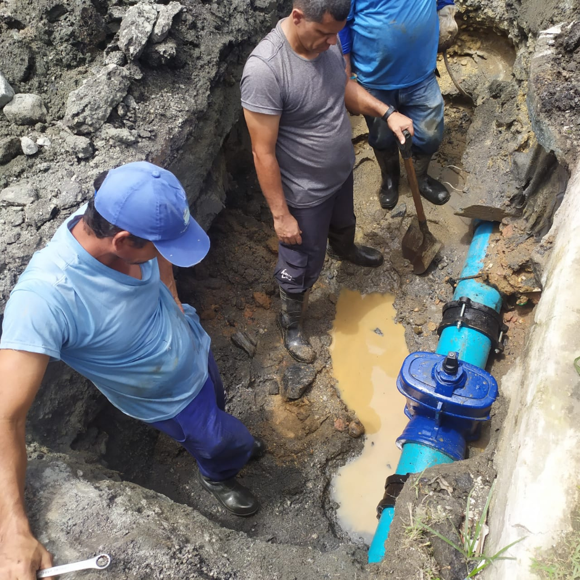 Funcionários do SAAE fazendo reparo na tubulação localizada na Avenida Caravelas para melhorar o sistema de abastecimento de água