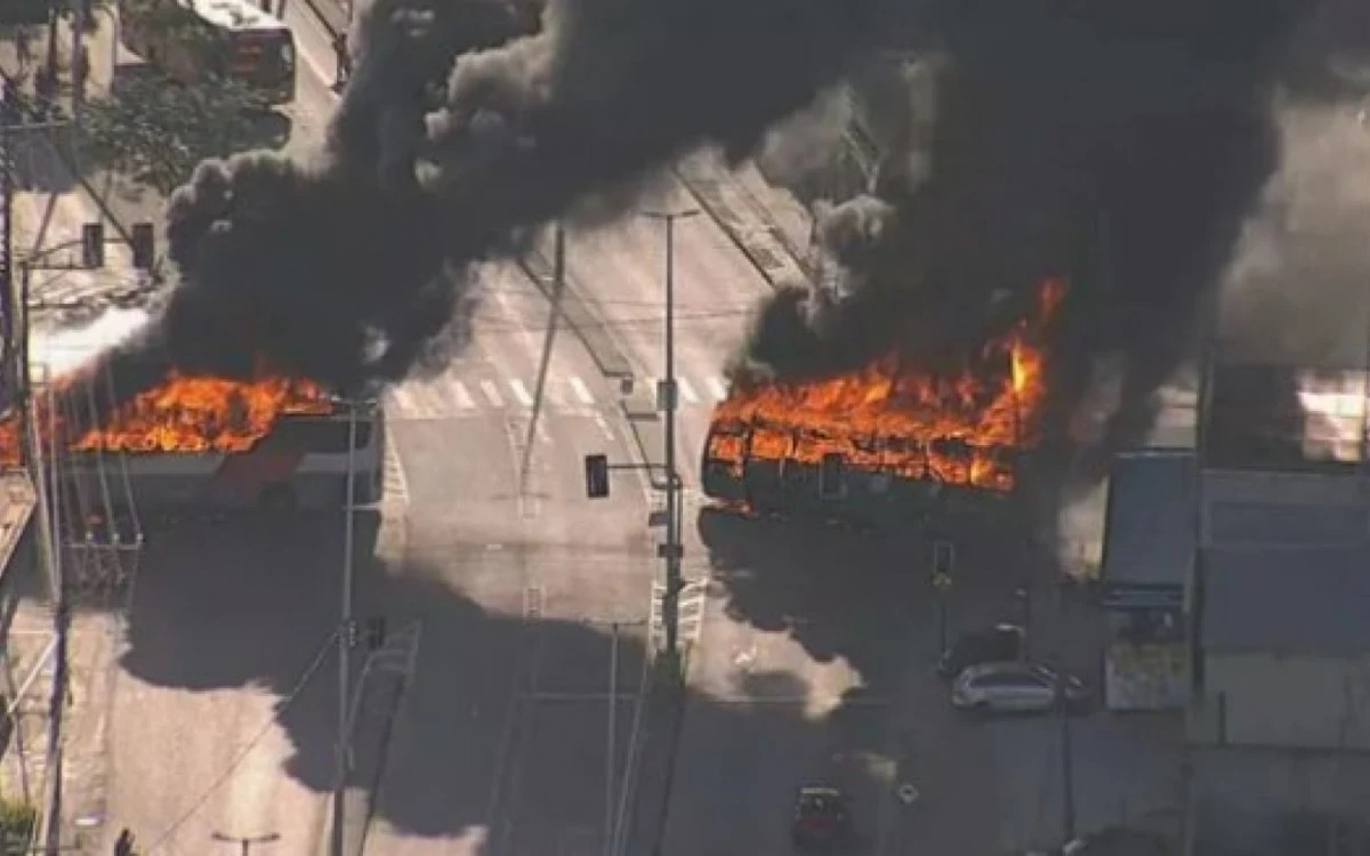 Zona Oeste tem mais de 20 ônibus incendiados após miliciano ser morto pela polícia
 - Reprodução/Redes Sociais