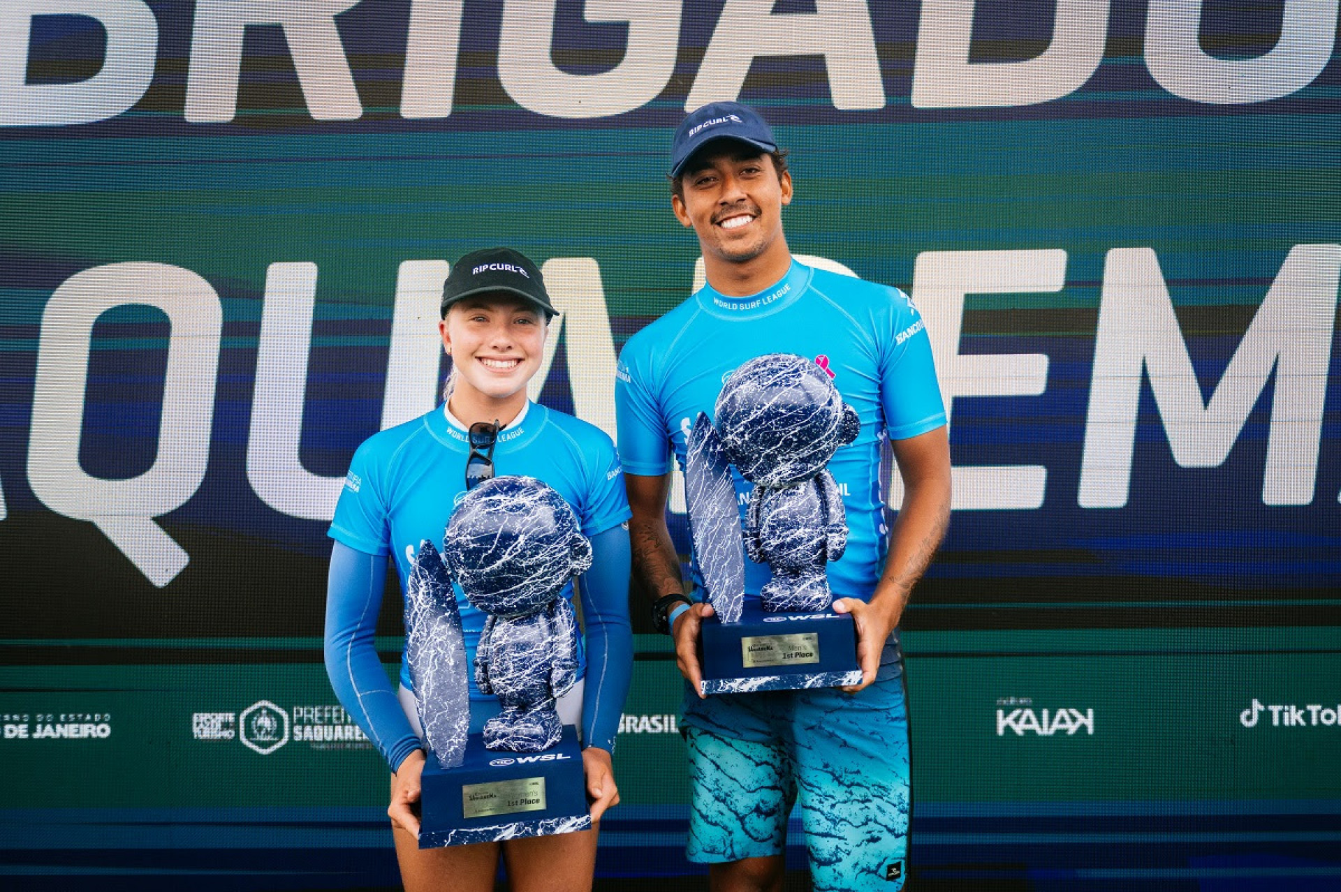 Erin Brooks e Samuel Pupo com os troféus das vitórias no Corona Saquarema Pro  - Thiago Diz/WSL