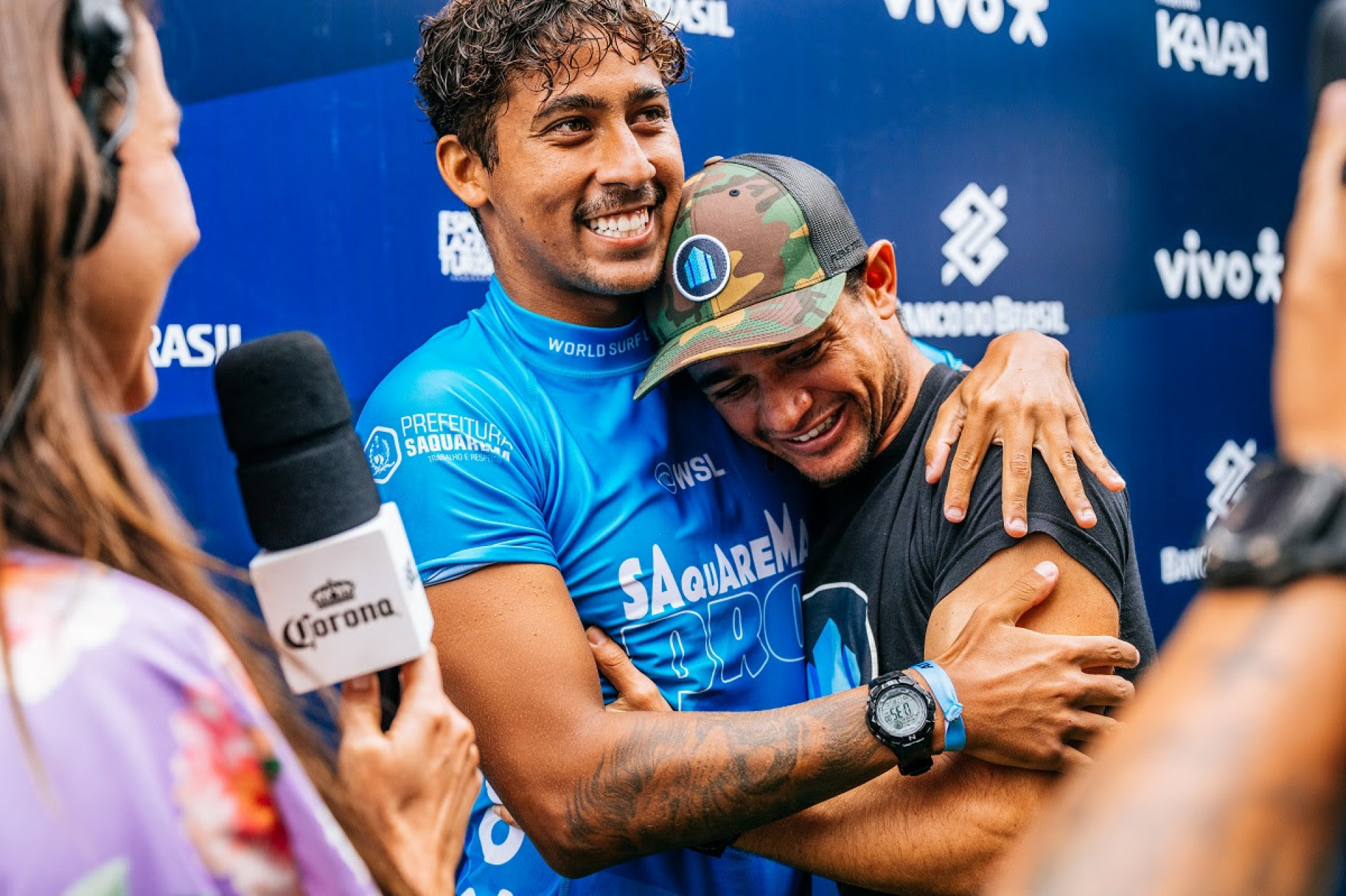 Samuel Pupo com Deivid Silva emocionado pela classificação para o CT 2024 - Thiago Diz/WSL