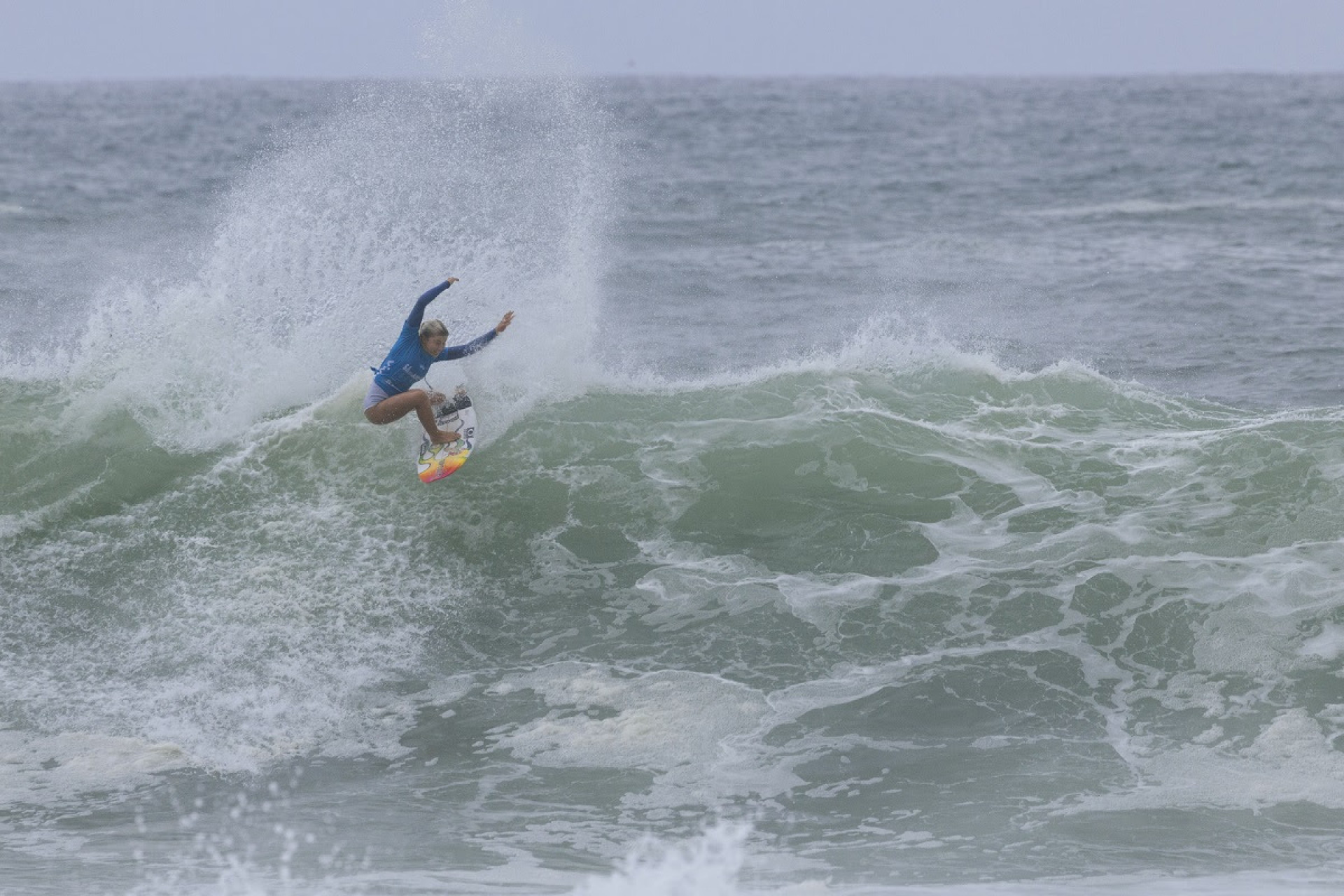 Erin Brooks jogando água pra cima com suas manobras na Praia de Itaúina - Daniel Smorigo/WSL
