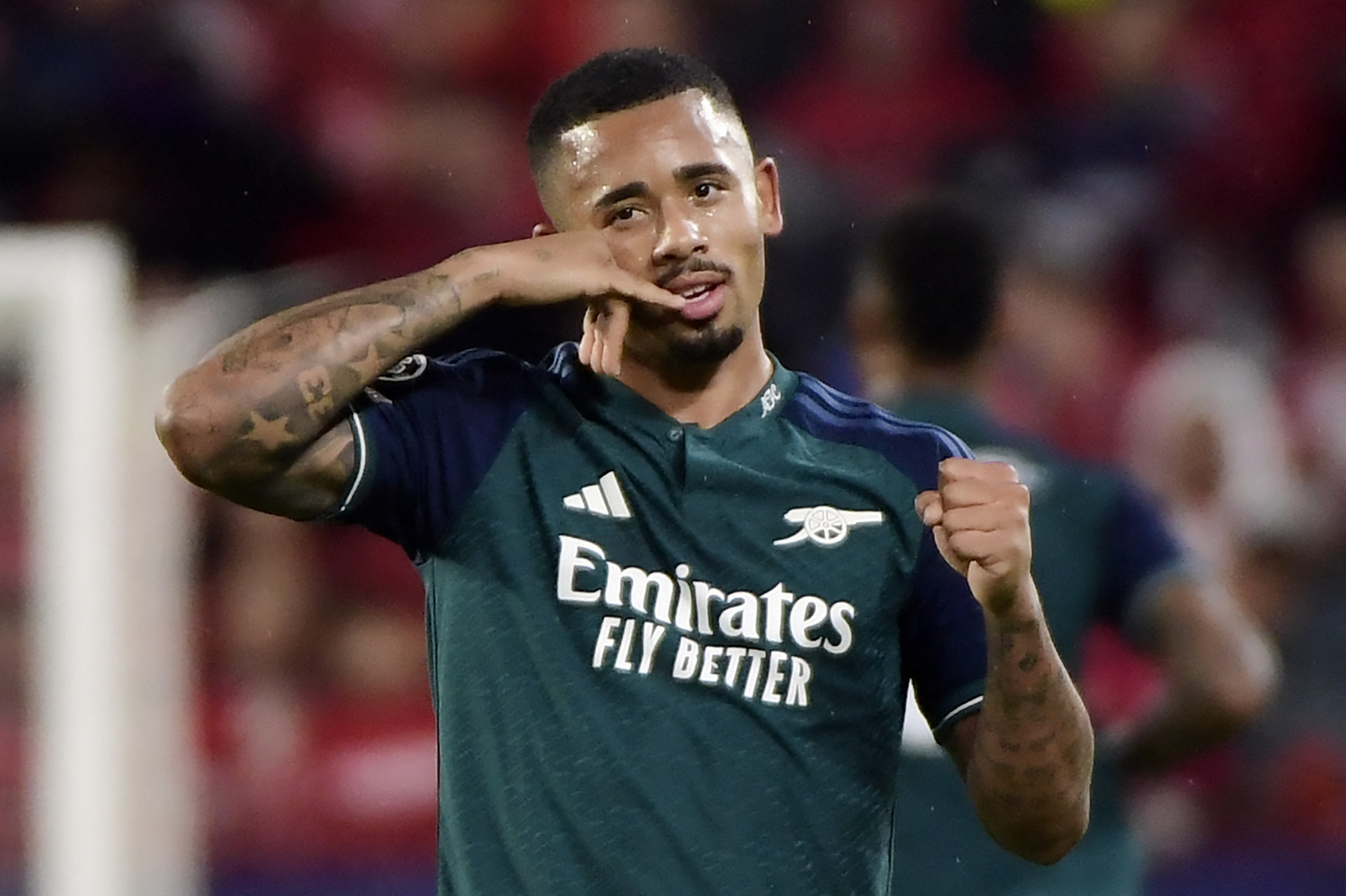 Gabriel Jesus comemora gol marcado em vitória do Arsenal  - Foto: HENRY NICHOLLS / AFP