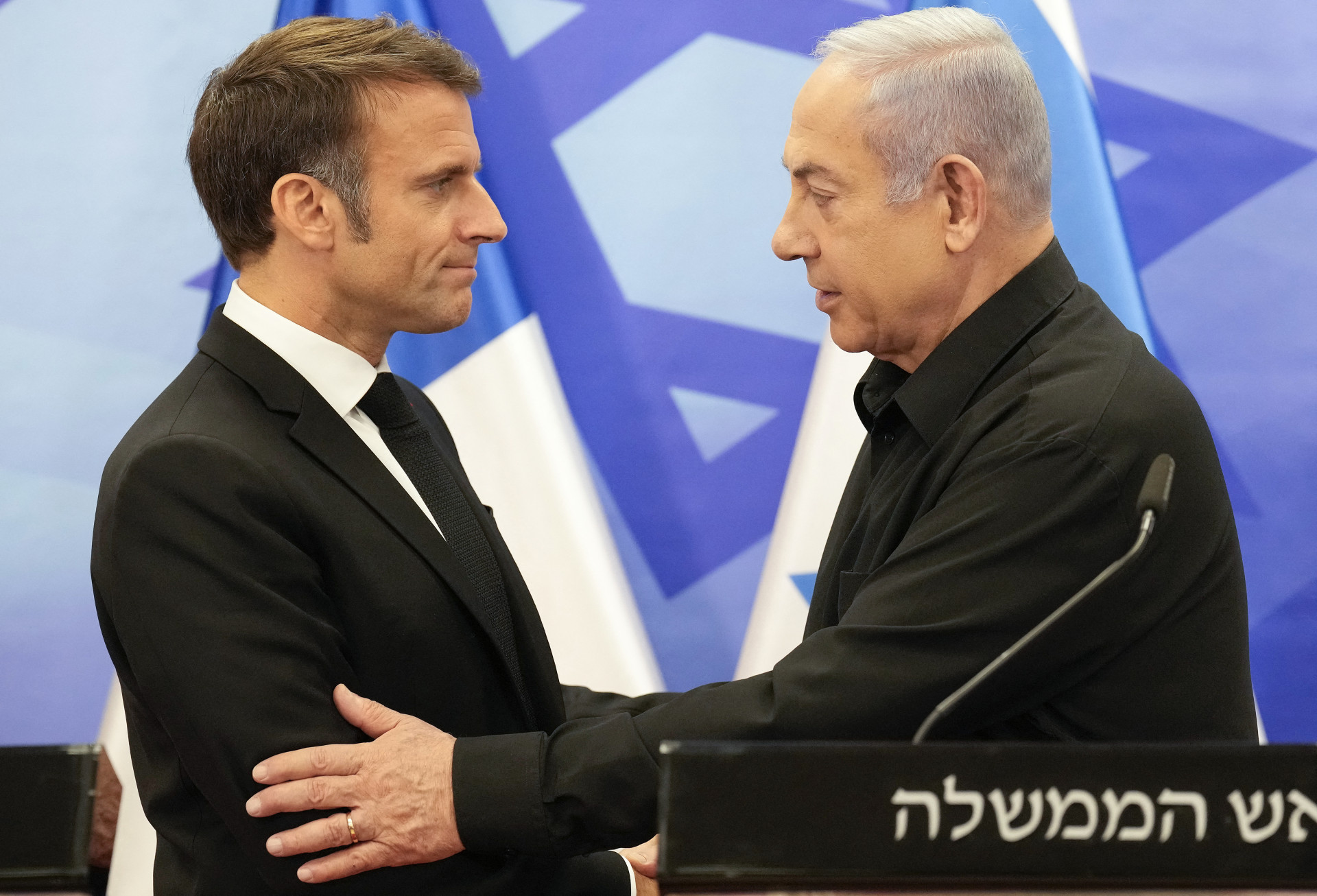 Macron e Netanyahu durante reunião nesta terça-feira, 24 - Christophe Ena / POOL / AFP