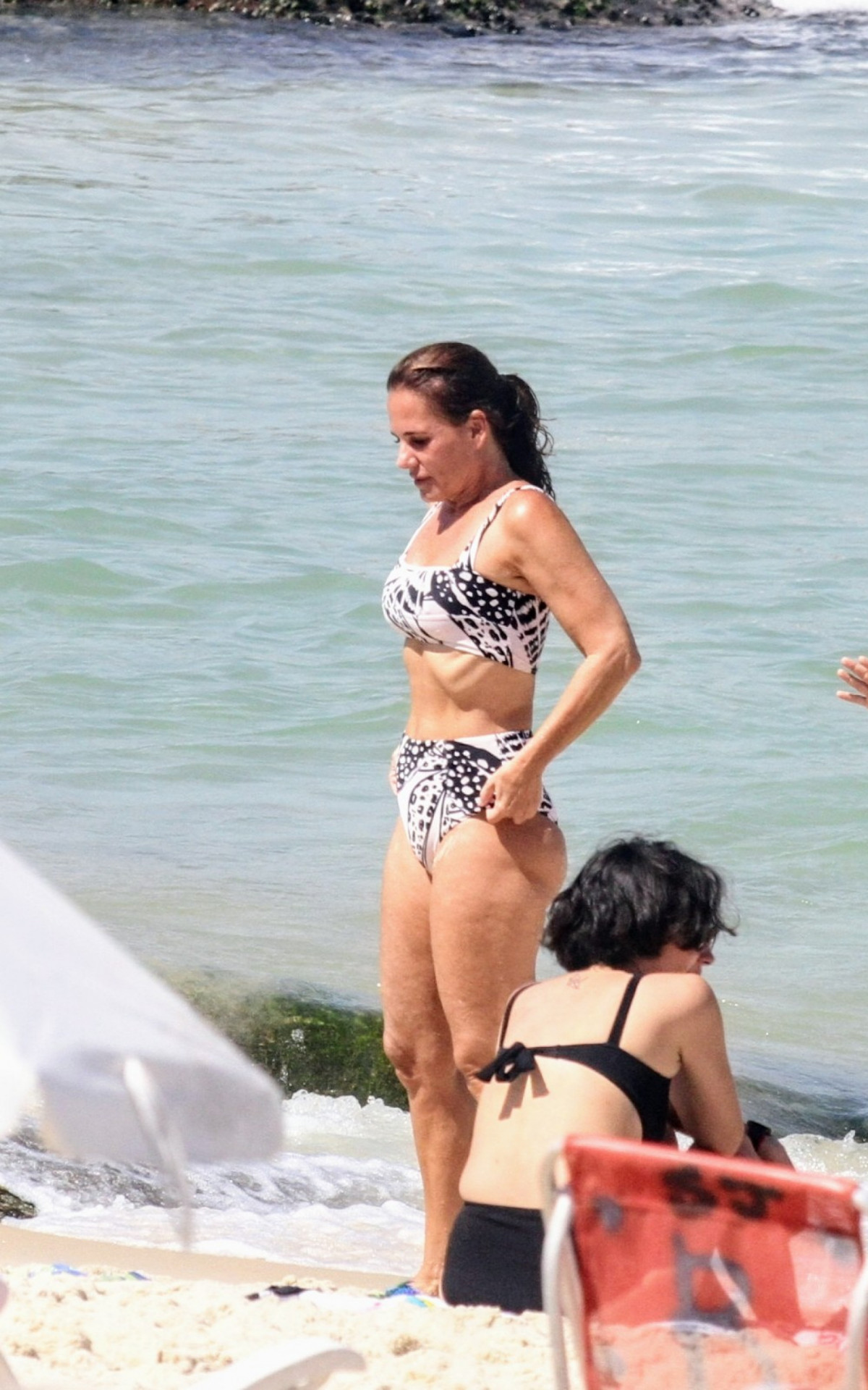 Andréa Veiga curte dia de sol na Praia de Ipanema, na Zona Sul do Rio