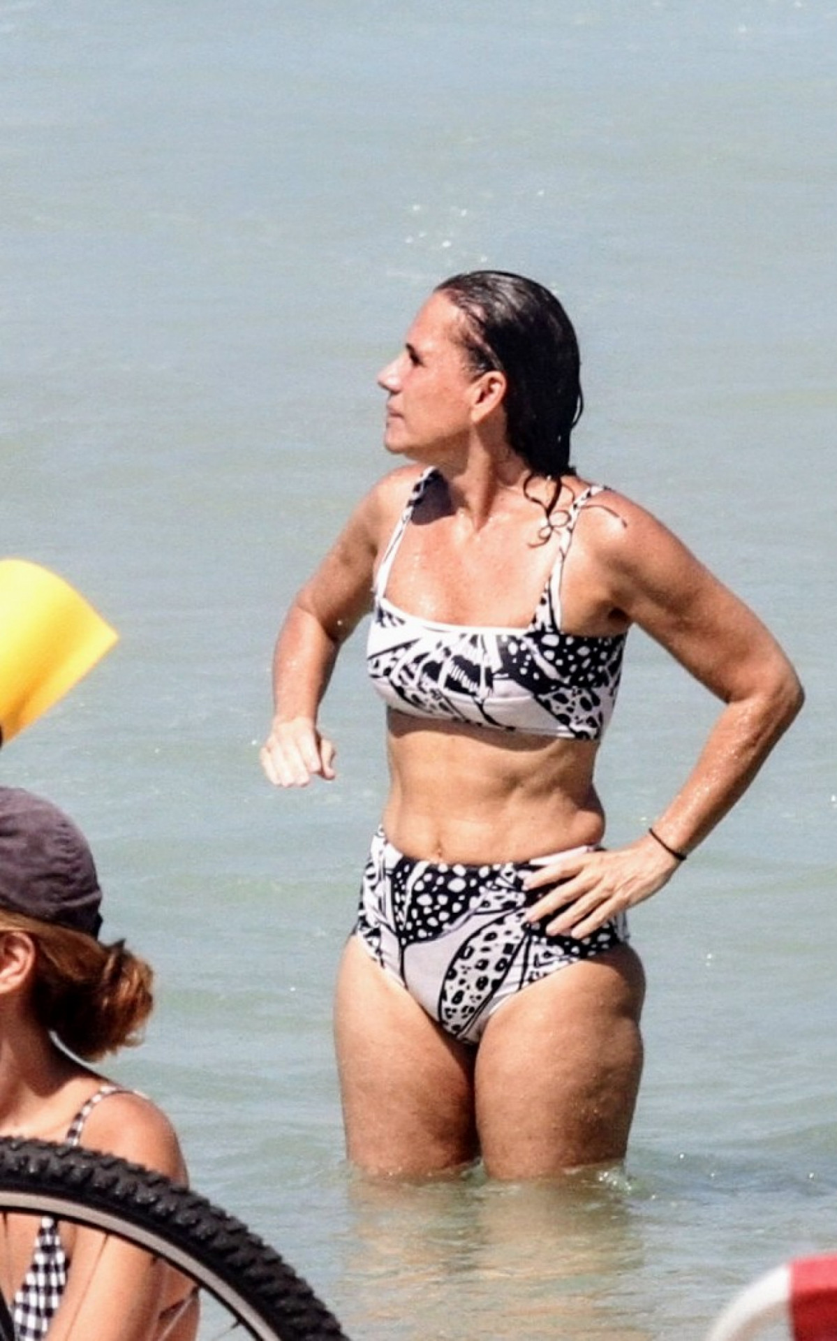 Andréa Veiga curte dia de sol na Praia de Ipanema, na Zona Sul do Rio