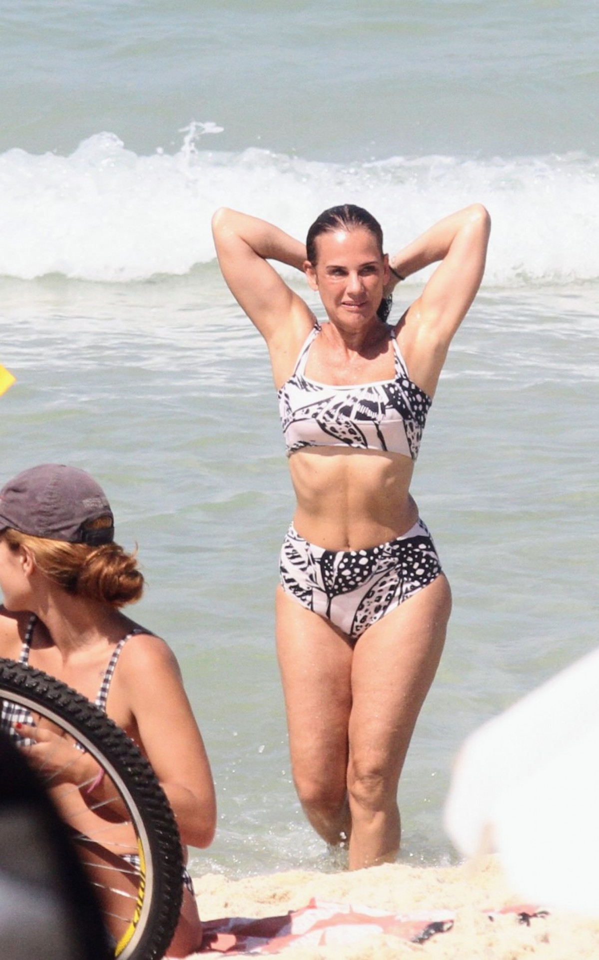 Andréa Veiga curte dia de sol na Praia de Ipanema, na Zona Sul do Rio