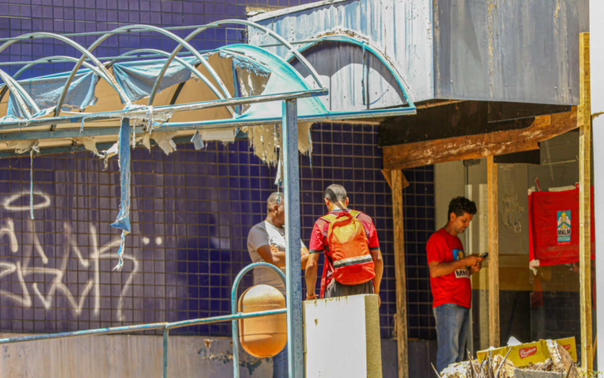 Integrantes do Movimento Nacional de Luta pela Moradia ocupam prédio da PRF