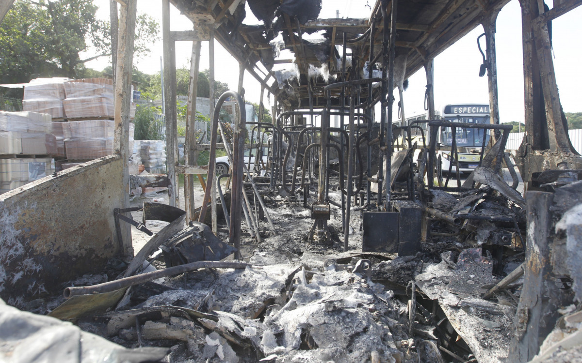 Sobraram carcaças após ações criminosas que deixaram os coletivos em chamas