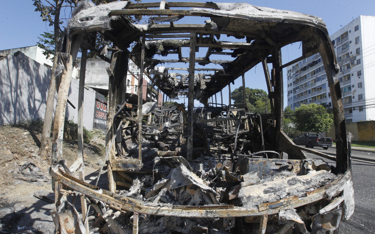 &Ocirc;nibus foram incendiados ap&oacute;s repres&aacute;lia pela morte do miliciano \'Faust&atilde;o\'