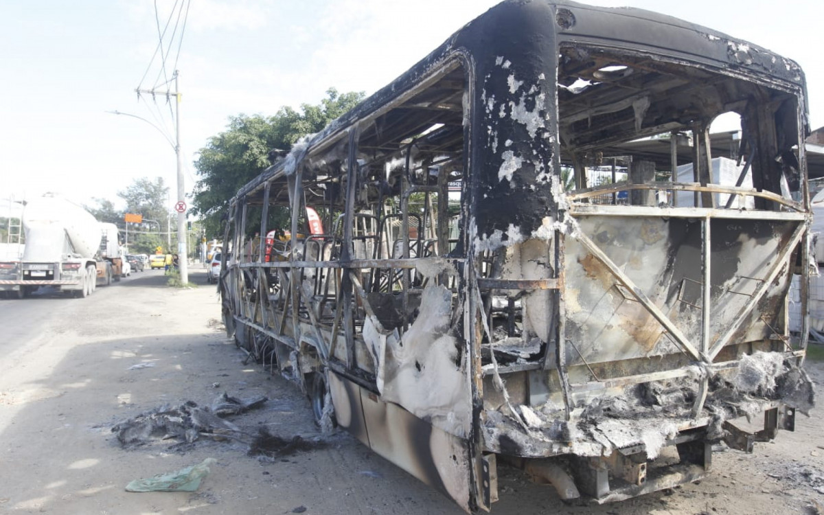 Ônibus destruído próximo a Estação Pingo D?água, em Guaratiba - Reginaldo Pimenta/Agência O DIA