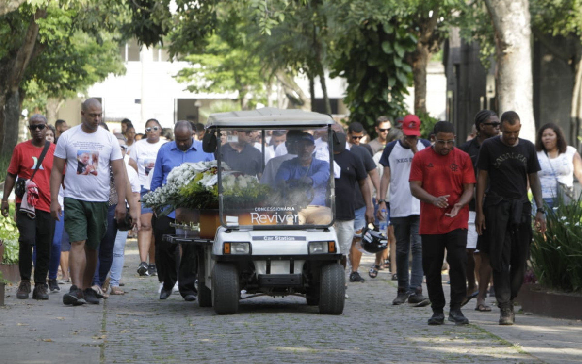 Familiares e amigos prestaram as últimas homenagens a Carlos Alex Iris, de 49 anos, no Cemitério São Francisco Xavier, no Caju