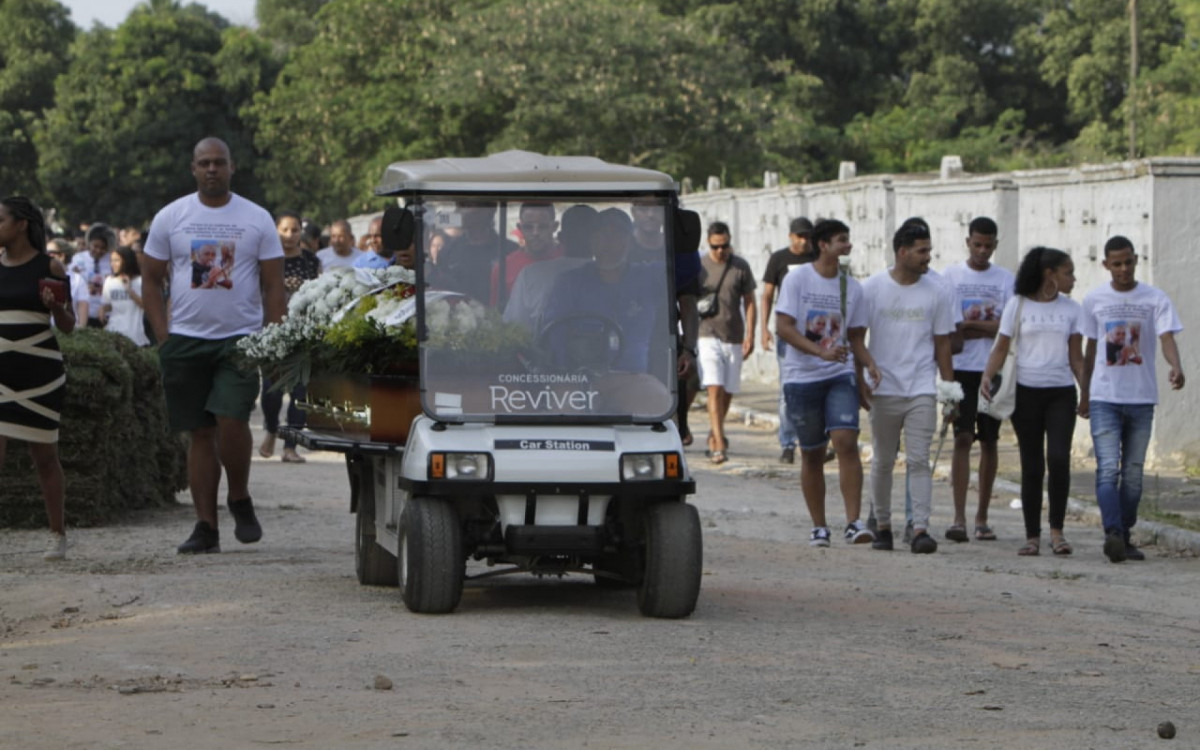 Familiares e amigos prestaram as últimas homenagens a Carlos Alex Iris, de 49 anos, no Cemitério São Francisco Xavier, no Caju