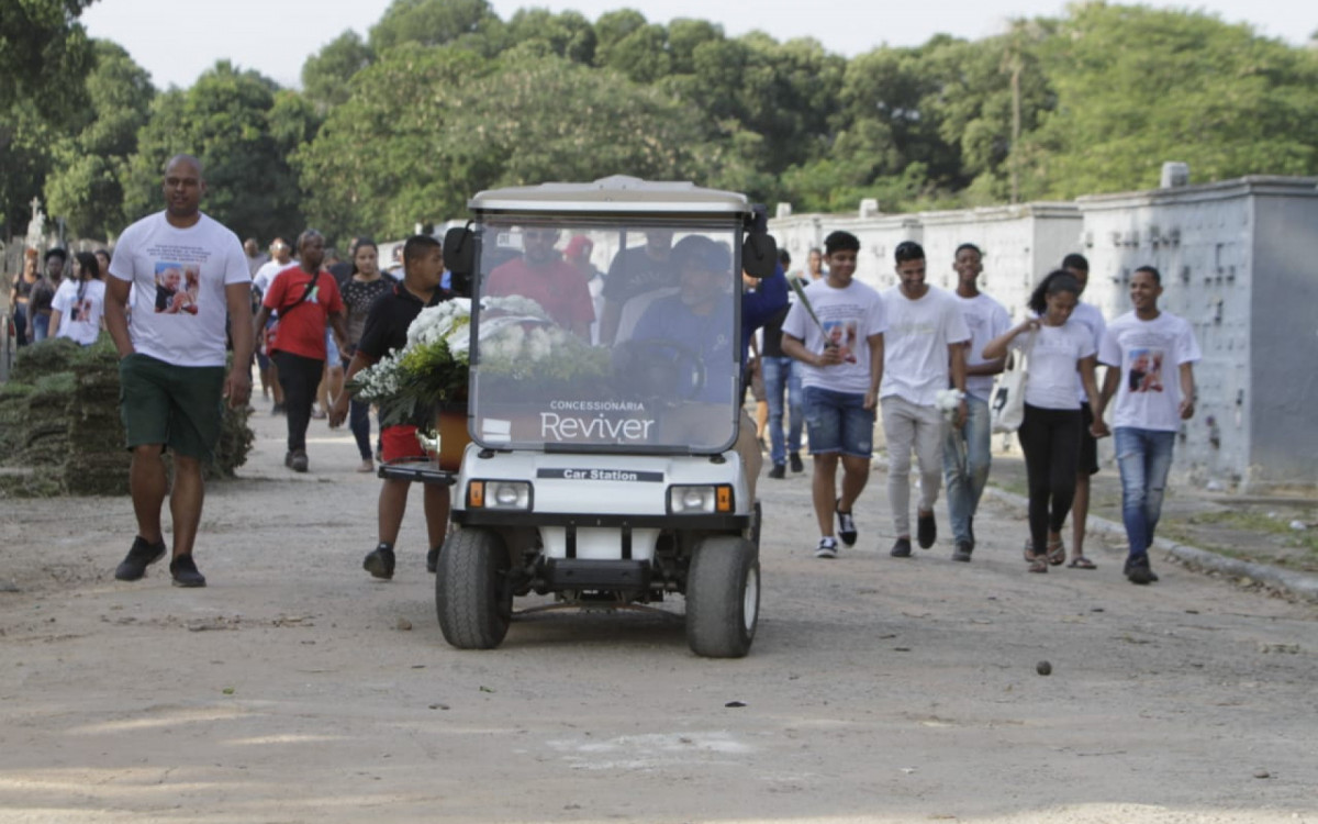 Familiares e amigos prestaram as últimas homenagens a Carlos Alex Iris, de 49 anos, no Cemitério São Francisco Xavier, no Caju