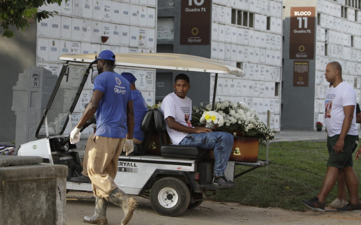 Familiares e amigos prestaram as últimas homenagens a Carlos Alex Iris, de 49 anos, no Cemitério São Francisco Xavier, no Caju