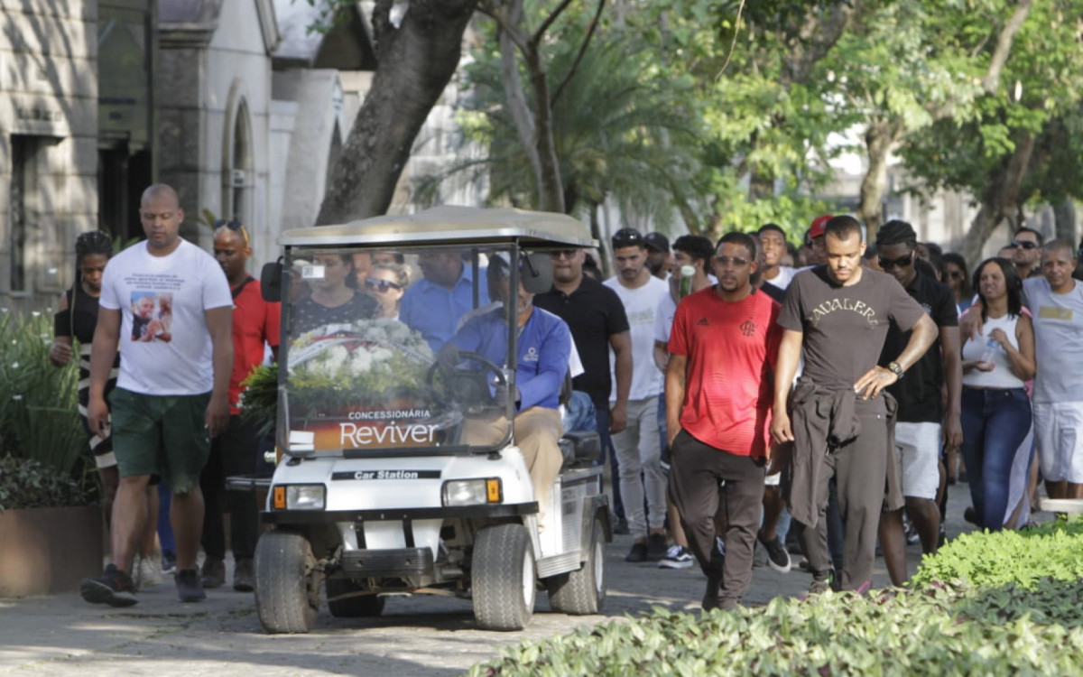 Familiares e amigos prestaram as últimas homenagens a Carlos Alex Iris, de 49 anos, no Cemitério São Francisco Xavier, no Caju