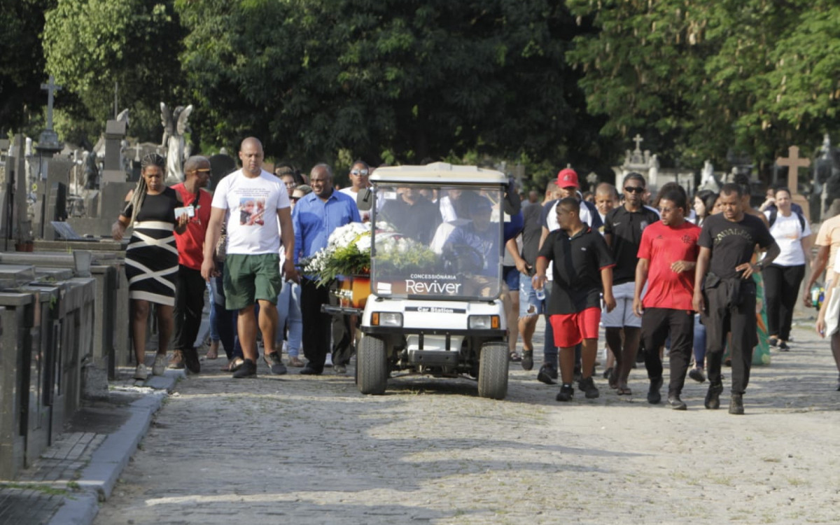 Familiares e amigos prestaram as últimas homenagens a Carlos Alex Iris, de 49 anos, no Cemitério São Francisco Xavier, no Caju