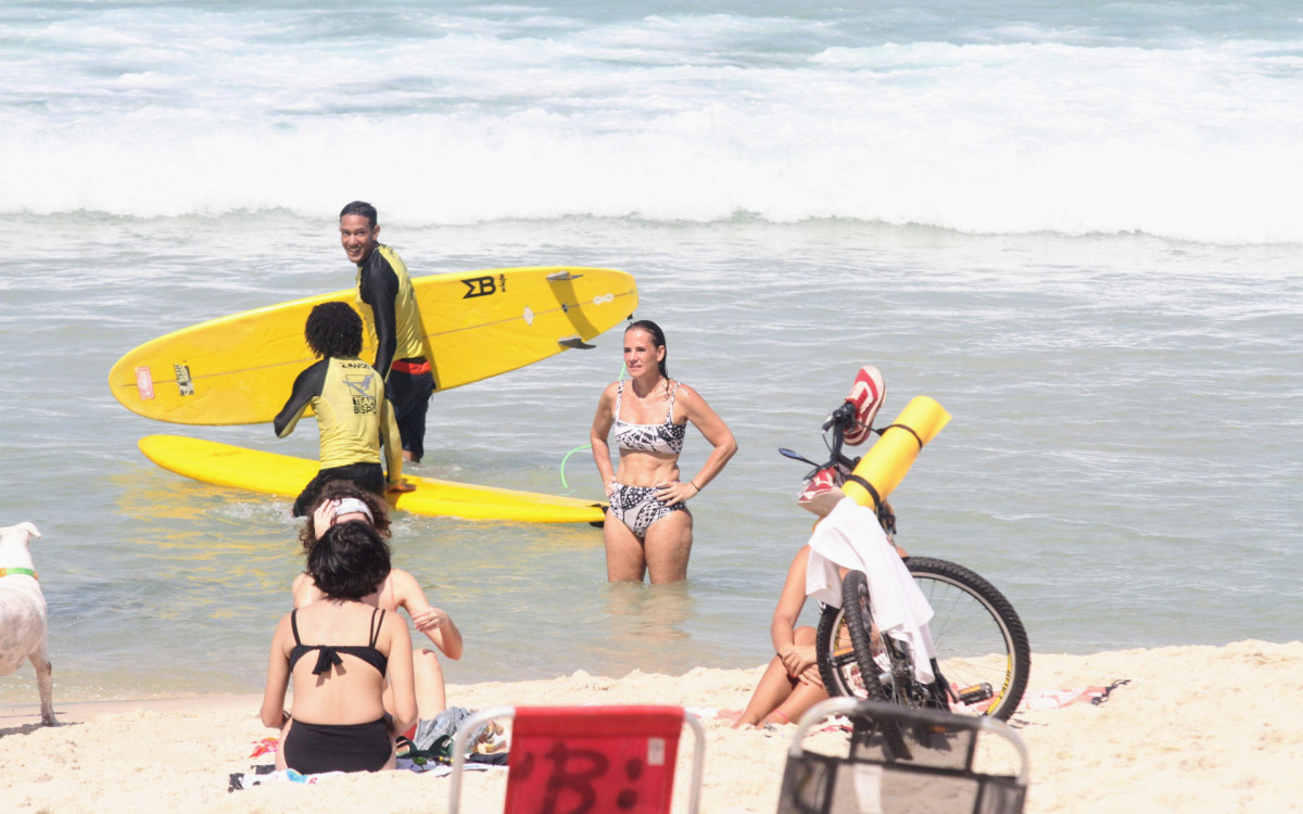 Andréa Veiga curte dia de sol na Praia de Ipanema, na Zona Sul do Rio