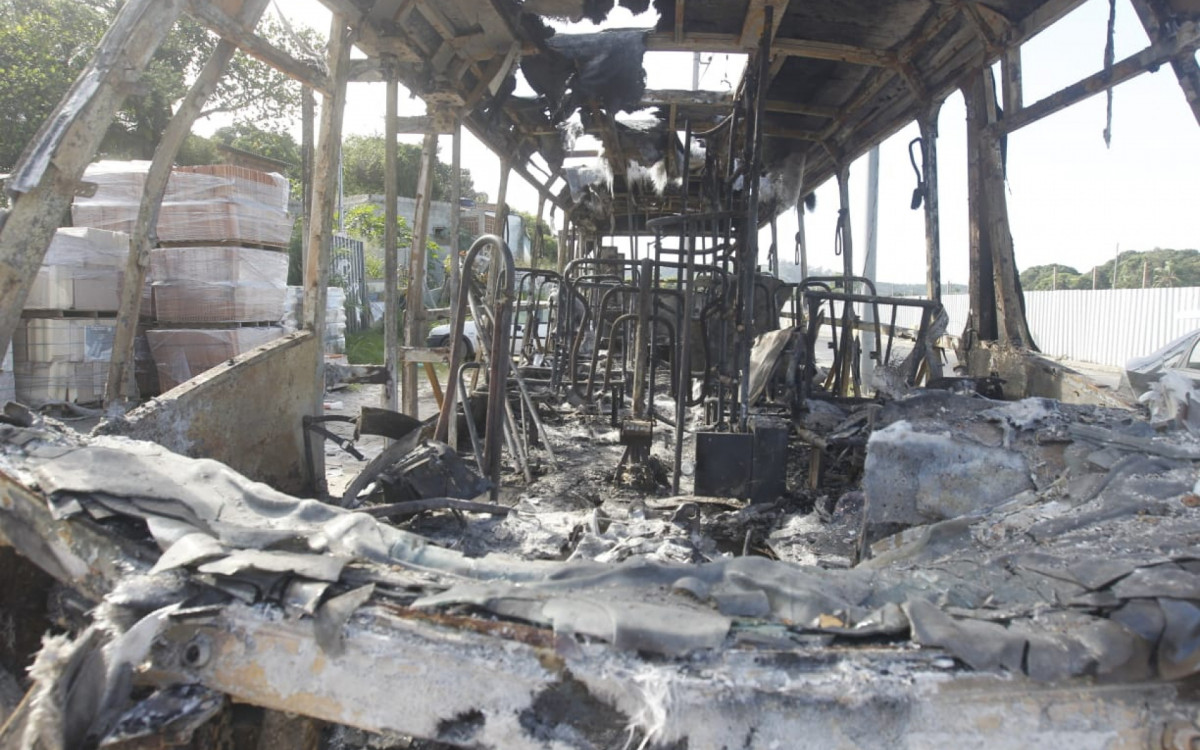 &Ocirc;nibus destru&iacute;do na Esta&ccedil;&atilde;o Pingo D'&aacute;gua, em Guaratiba - Reginaldo Pimenta/Ag&ecirc;ncia O DIA