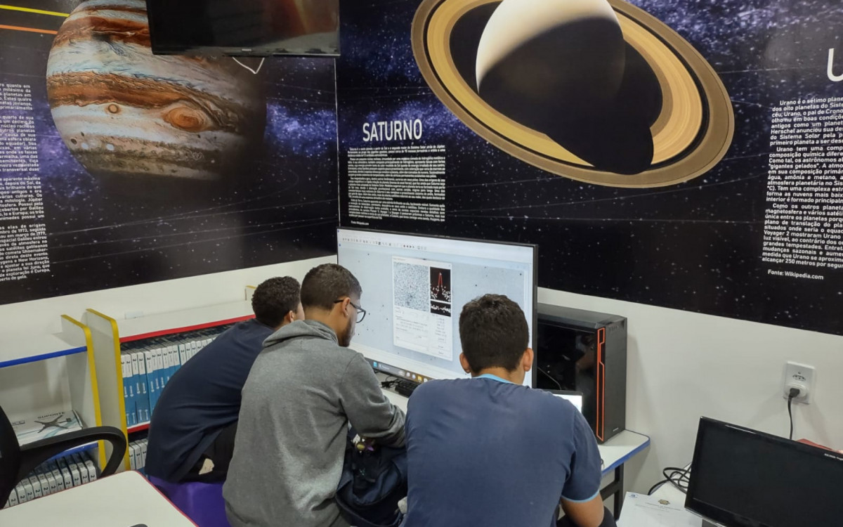 Sala onde alunos de escola de Petrópolis estudam sobre o Universo