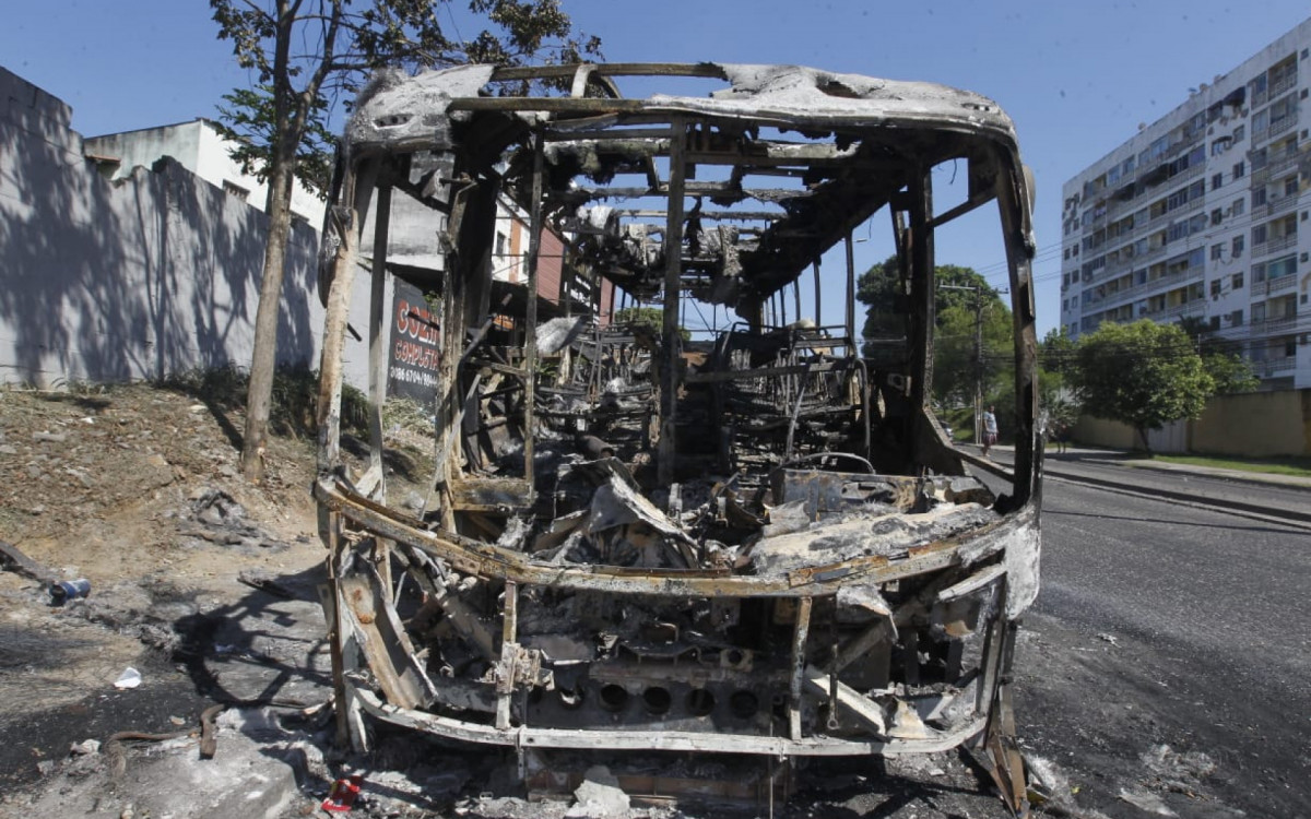Na Rua Felipe Cardoso, em Santa Cruz, ainda estão as marcas dos ataques de milicianos