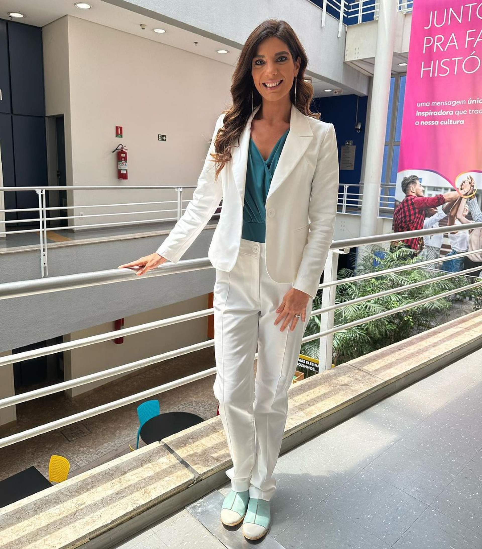 Jornalista Andréia Sadi mostra curiosidade sobre seus figurinos - Reprodução / Instagram 