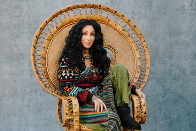 Cher admite que diferença de idade de 40 anos entre ela e o namorado é perceptível