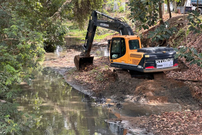 Secretário de Governo acompanha serviço de dragagem no bairro Ano Bom