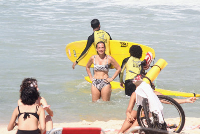 Lembra dela? Andréa Veiga, primeira paquita da Xuxa, curte dia de praia no Rio