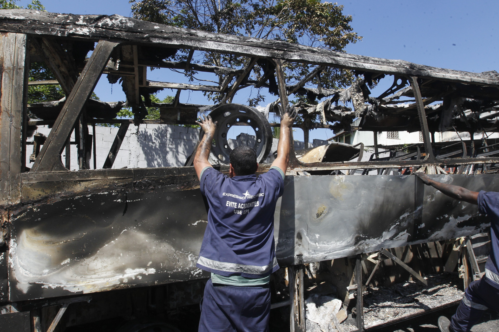 &Ocirc;nibus foram incendiados ap&oacute;s repres&aacute;lia pela morte do miliciano 'Faust&atilde;o' - Reginaldo Pimenta / Agencia O Dia