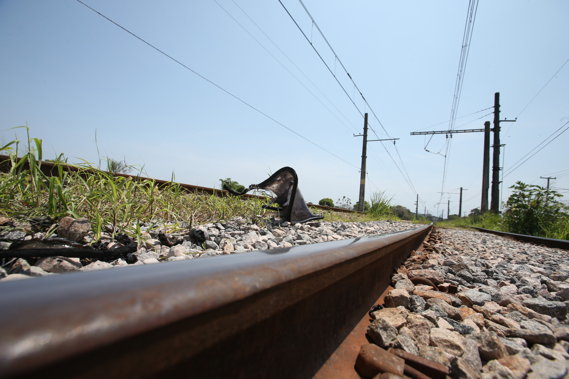 Depois de sair de Santa Cruz, o trem foi atacado na altura da estação Tancredo Neves, em Paciência - Cleber Mendes/Agência O Dia
