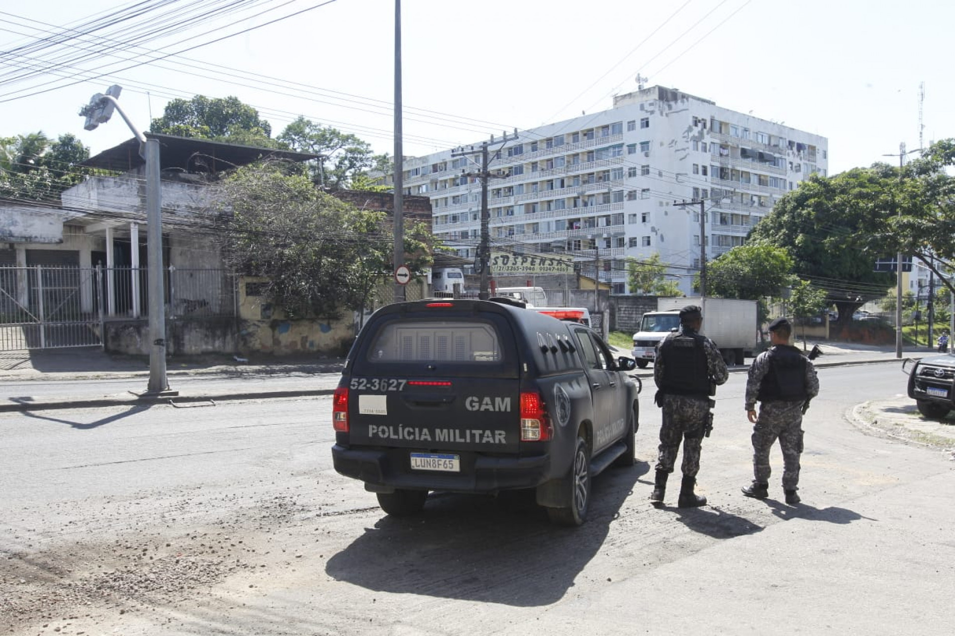 PMs reforçam o policiamento na Rua Felipe Cardoso, em Santa Cruz, nesta terça-feira - Reginaldo Pimenta/Agência O Dia