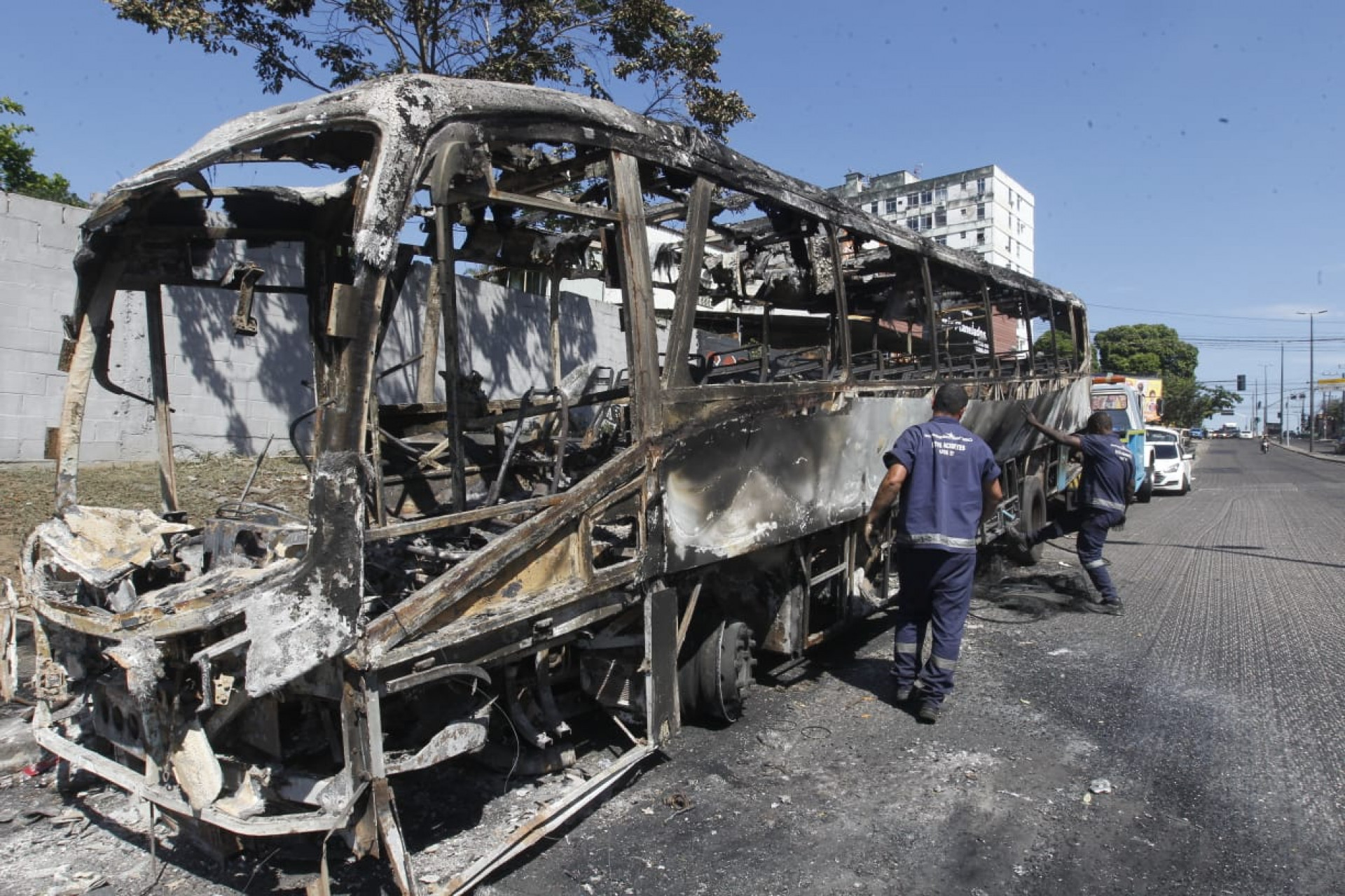 Veículo queimado por milicianos na Rua Felipe Cardoso, em Santa Cruz, ficou totalmente destruído - Reginaldo Pimenta/Agência O Dia