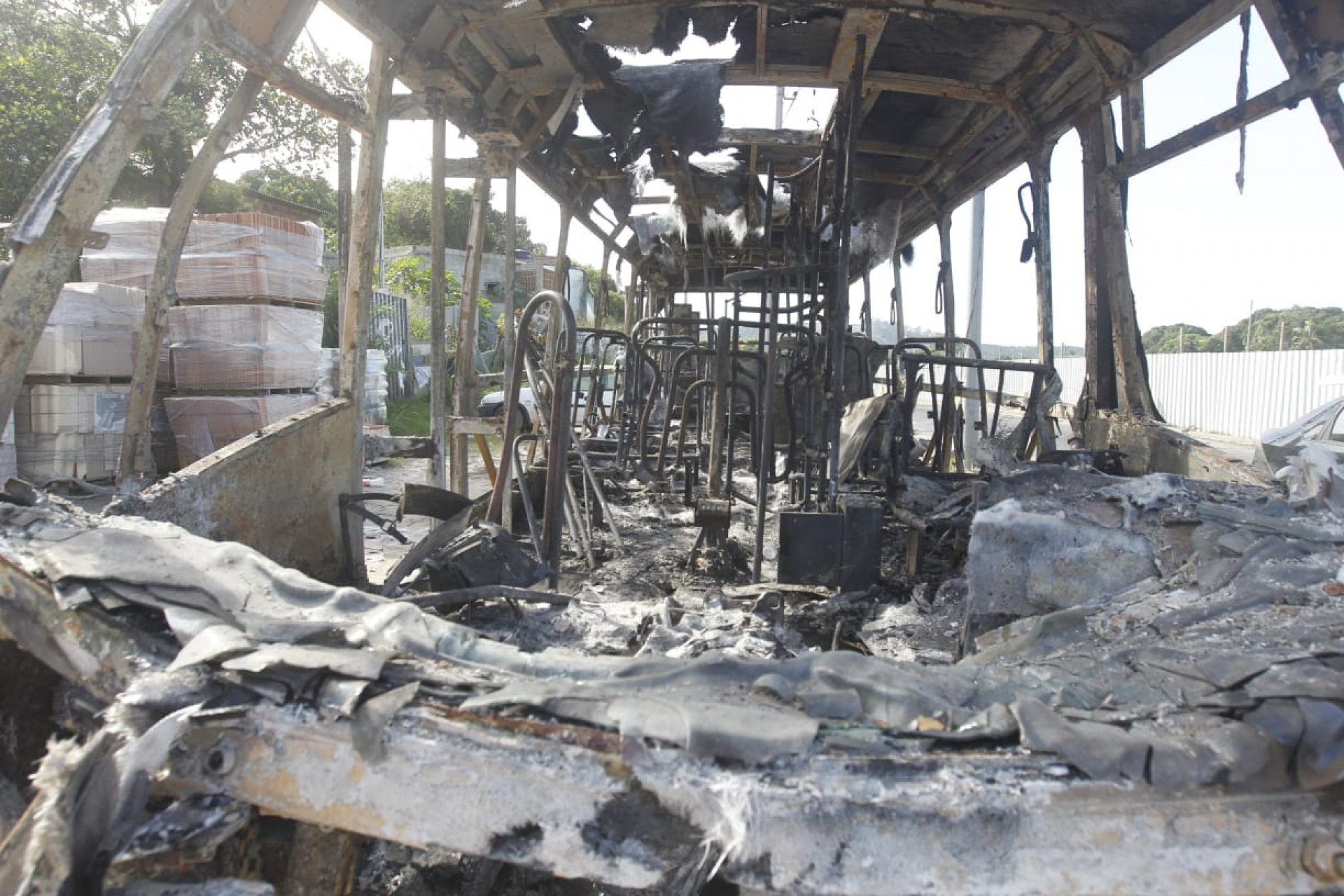 Ataques de milicianos deixaram ônibus totalmente destruído no Pingo D'água, em Guaratiba - Reginaldo Pimenta/Agência O Dia