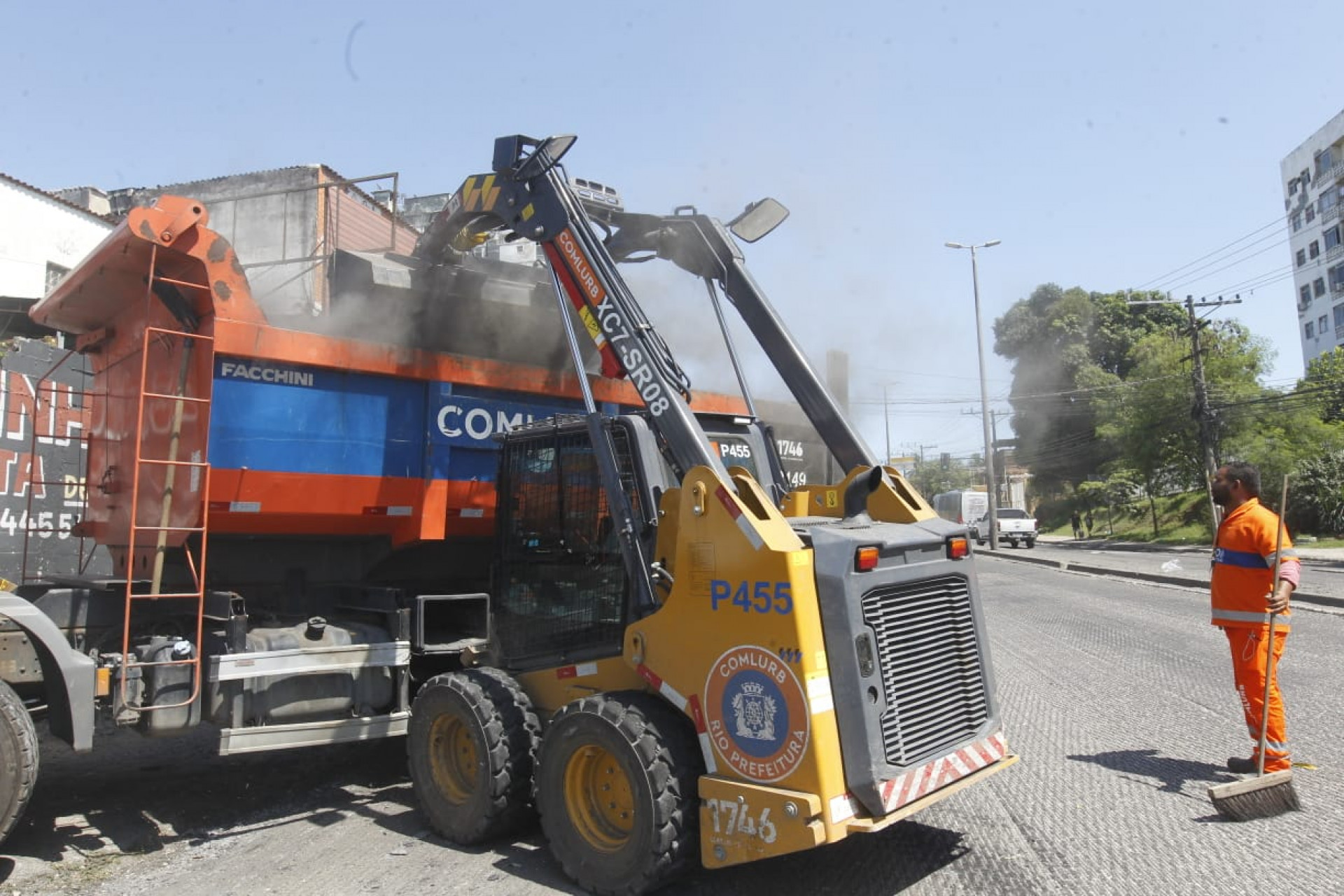 Funcionários da Comlubr atuaram na limpeza da Rua Felipe Cardoso, em Santa Cruz - Reginaldo Pimenta/Agência O Dia