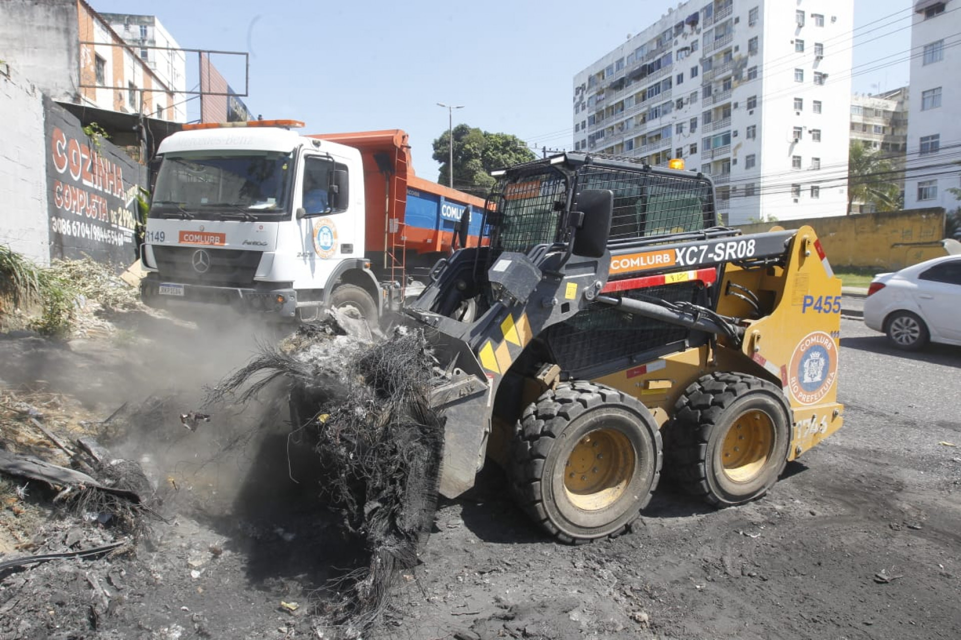 Comlurb removeu entulhos provocados pelos ataques de milicianos na Rua Felipe Cardoso, em Santa Cruz - Reginaldo Pimenta/Agência O Dia