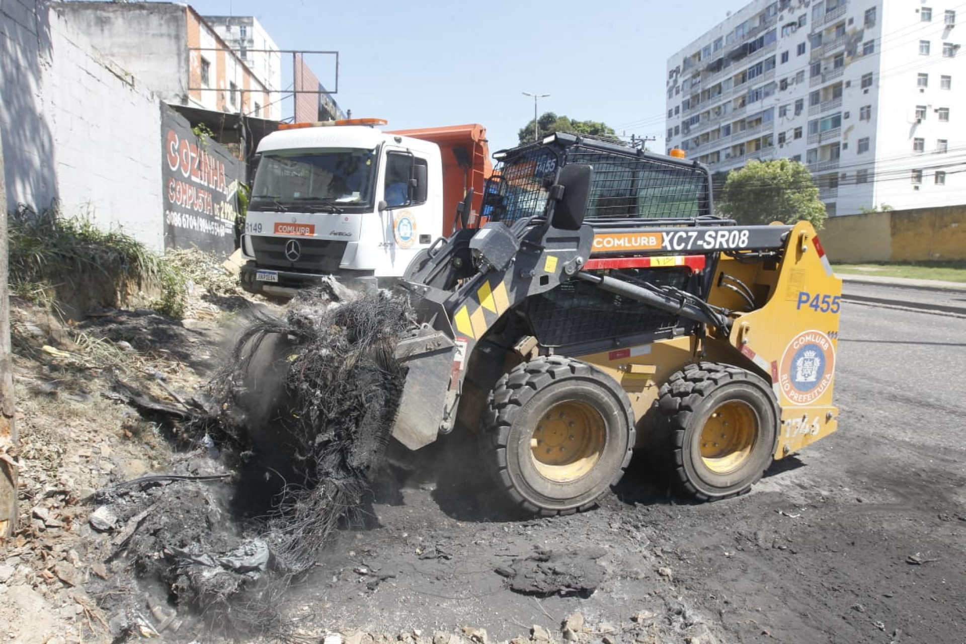 Equipes da Comlurb atuaram na Rua Felipe Cardoso, em Santa Cruz, na manhã desta terça-feira - Reginaldo Pimenta/Agência O Dia