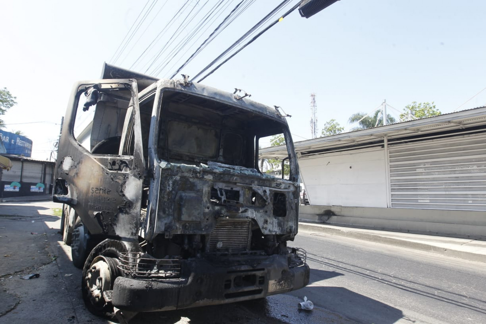 Caminhão queimado nas proximidades da estação Cajueiros, em Santa Cruz, foi destruído pelas chamas - Reginaldo Pimenta/Agência O Dia