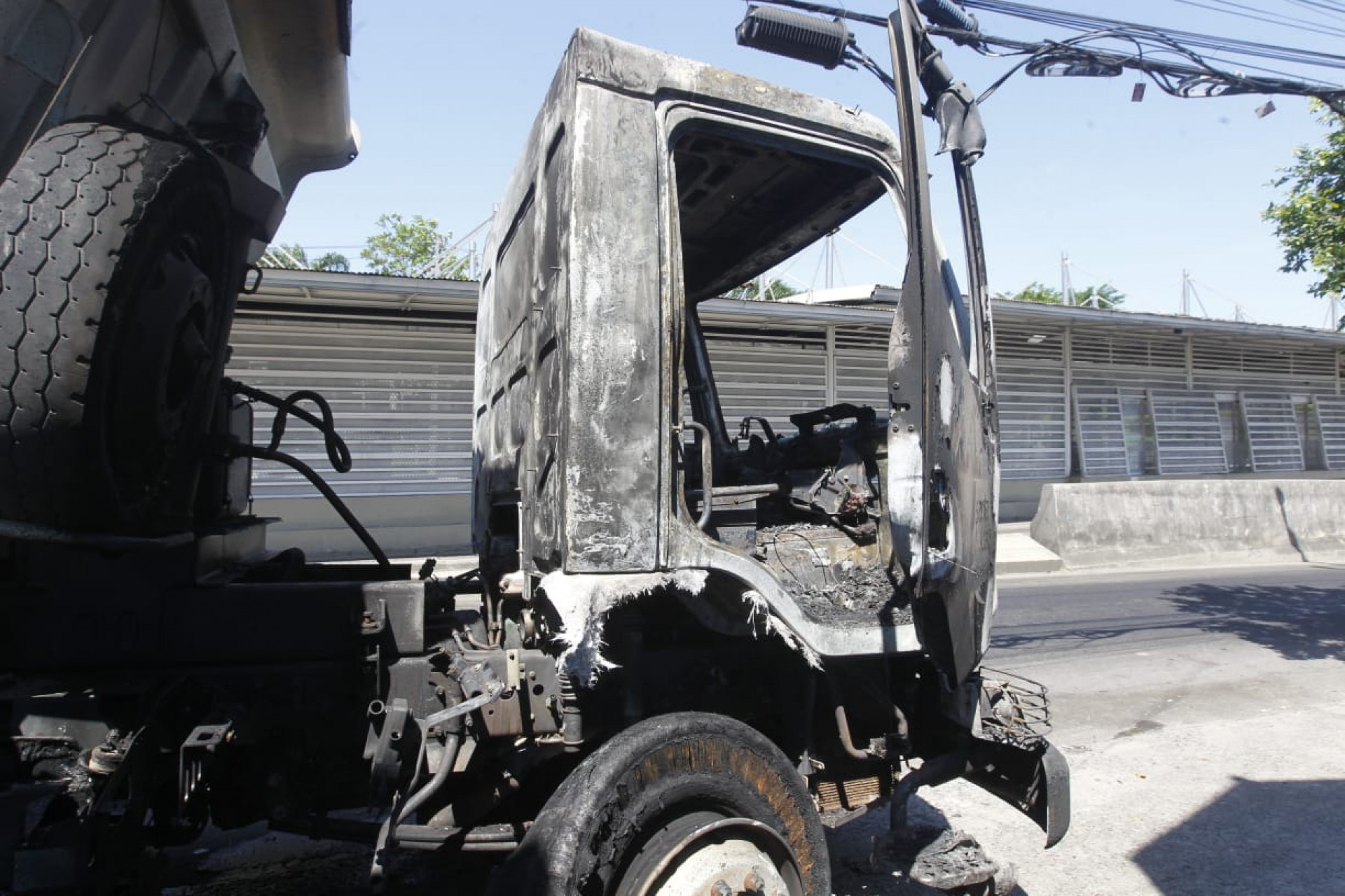 Caminhão foi incendiado próximo à estação Cajueiros do BRT, em Santa Cruz - Reginaldo Pimenta/Agência O Dia