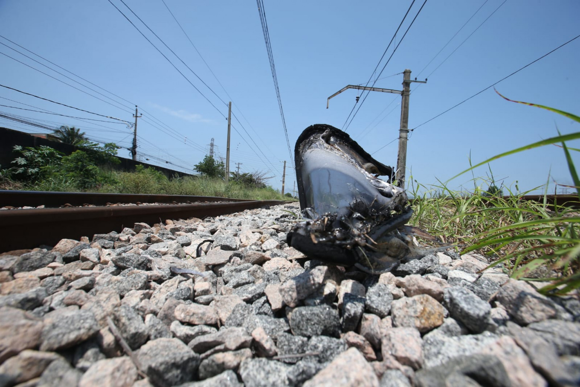 Rastros dos ataques na Zona Oeste ainda eram vistos próximos à estação Tancredo Neves, em Paciência - Cleber Mendes/Agência O Dia
