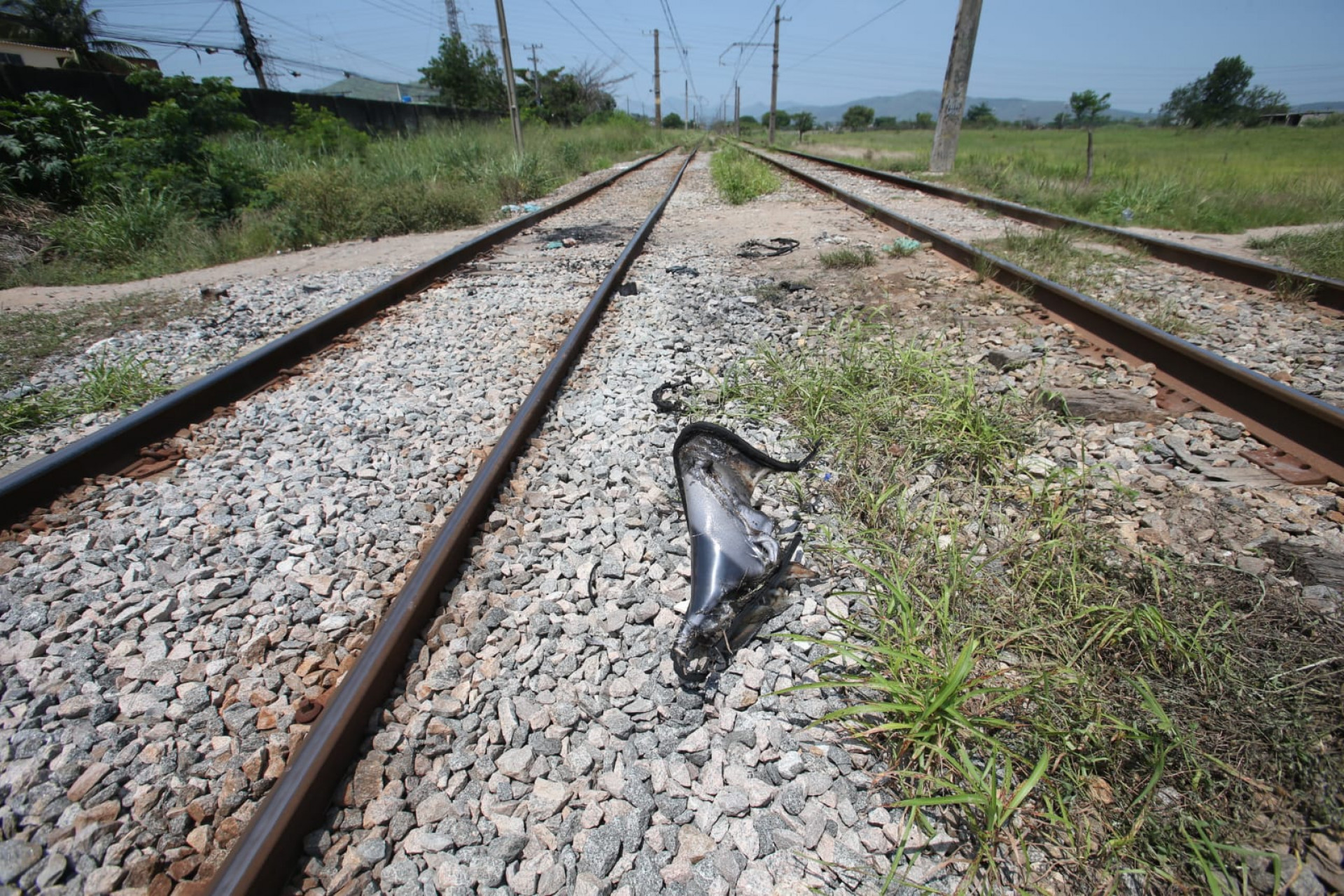 Trem na altura da estação Tancredo Neves, em Paciência, foi alvo de milicianos - Cleber Mendes/Agência O Dia