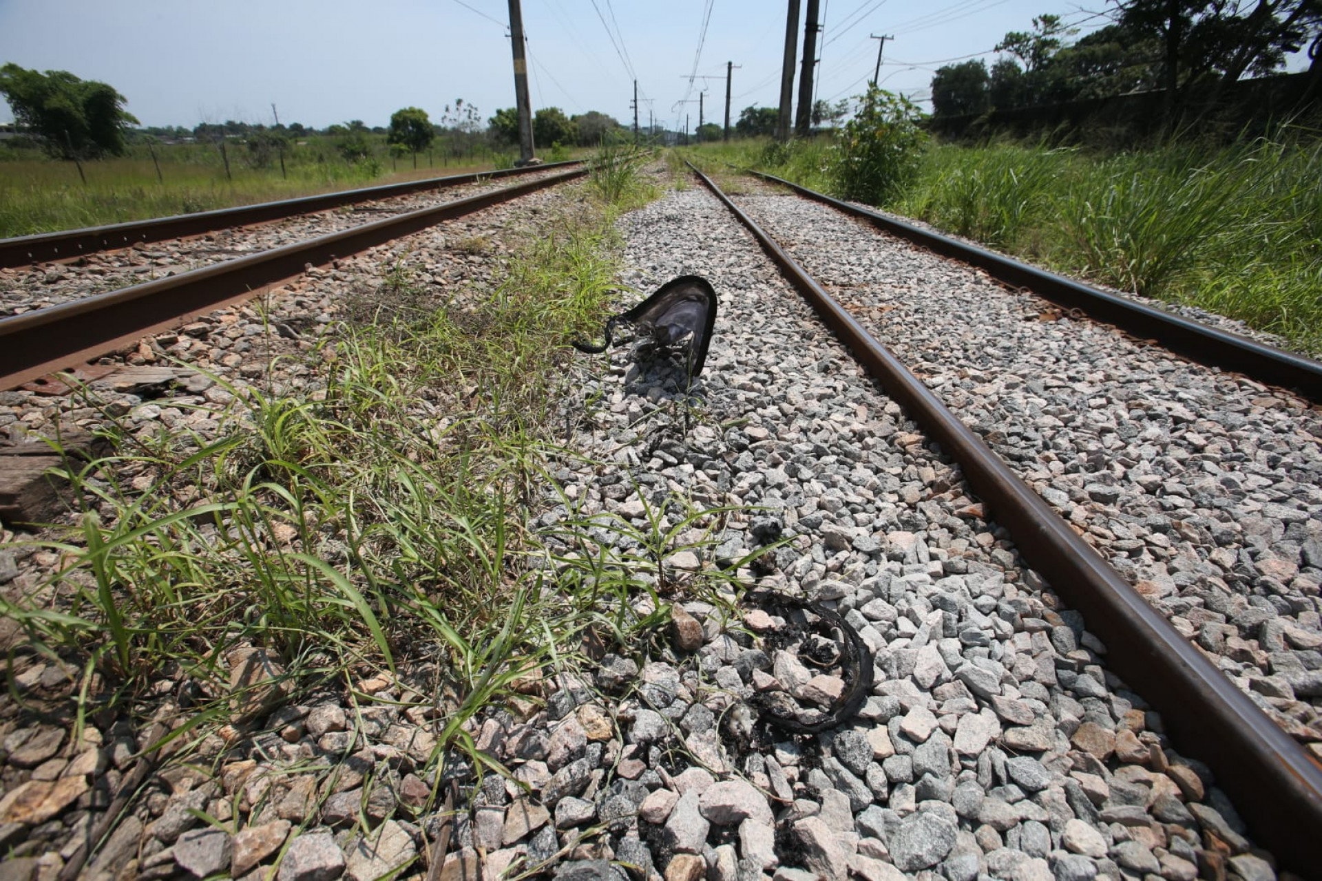 Partes de composição queimada na altura da estação Tancredo Neves, em Paciência, ainda eram vistas na linha férrea nesta terça-feira - Cleber Mendes/Agência O Dia