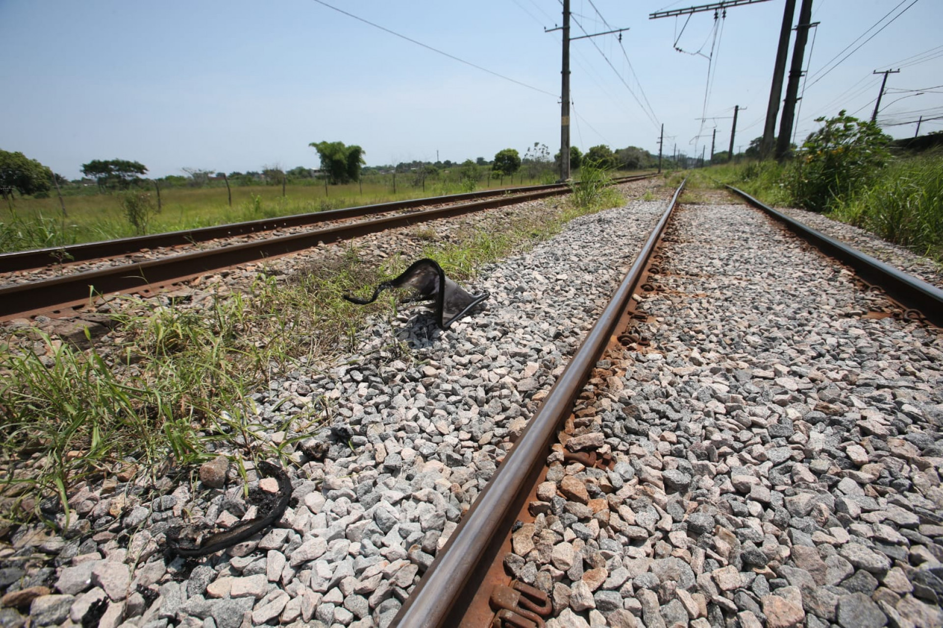 Pedaços de trem ficaram espalhados pelos trilhos após ataque na altura da estação Tancredo Neves, em Paciência - Cleber Mendes/Agência O Dia