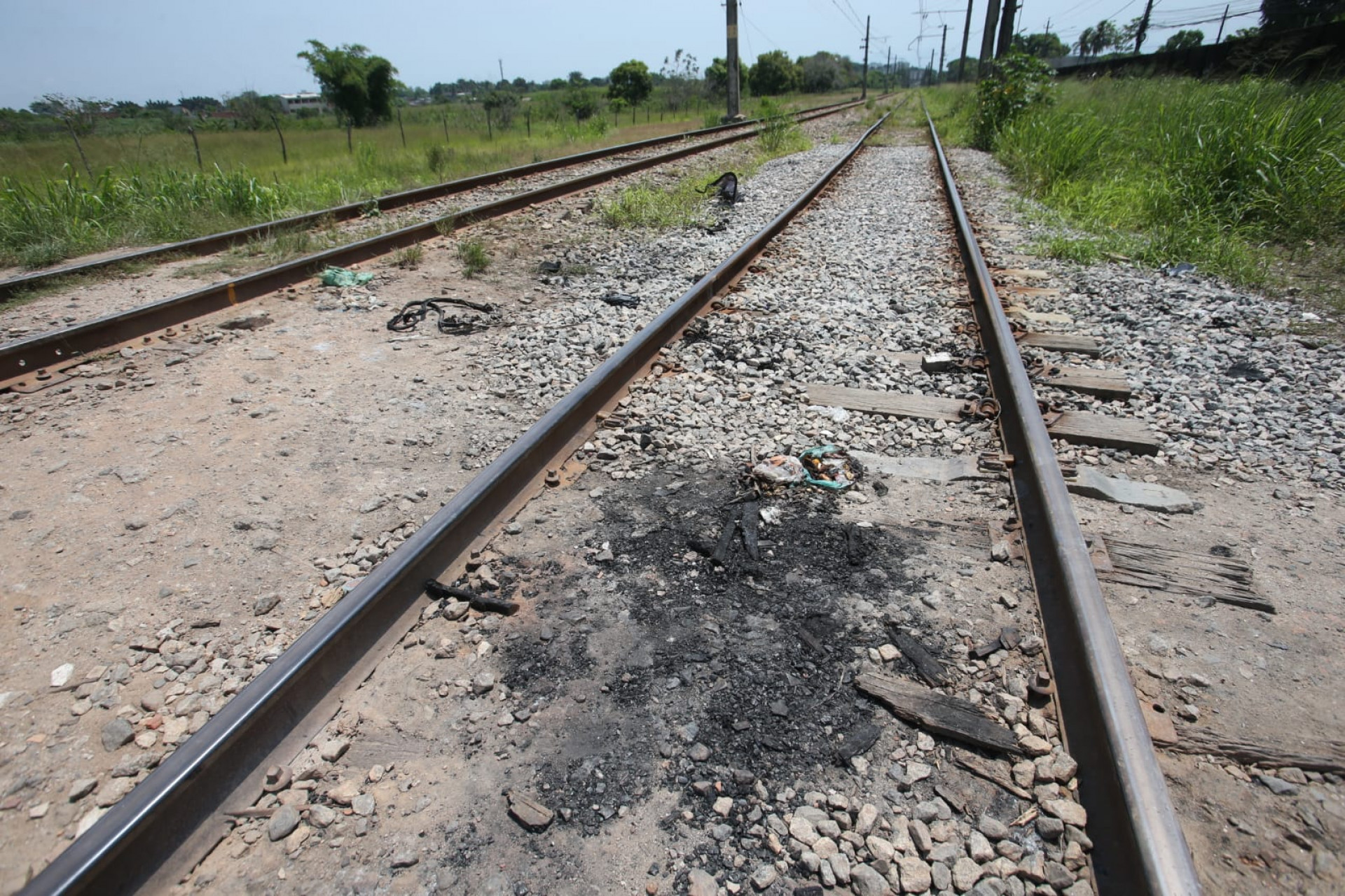 Marcas de incêndio a trem próximo à estação Tancredo Neves, em Paciência, ficaram na linha férrea - Cleber Mendes/Agência O Dia